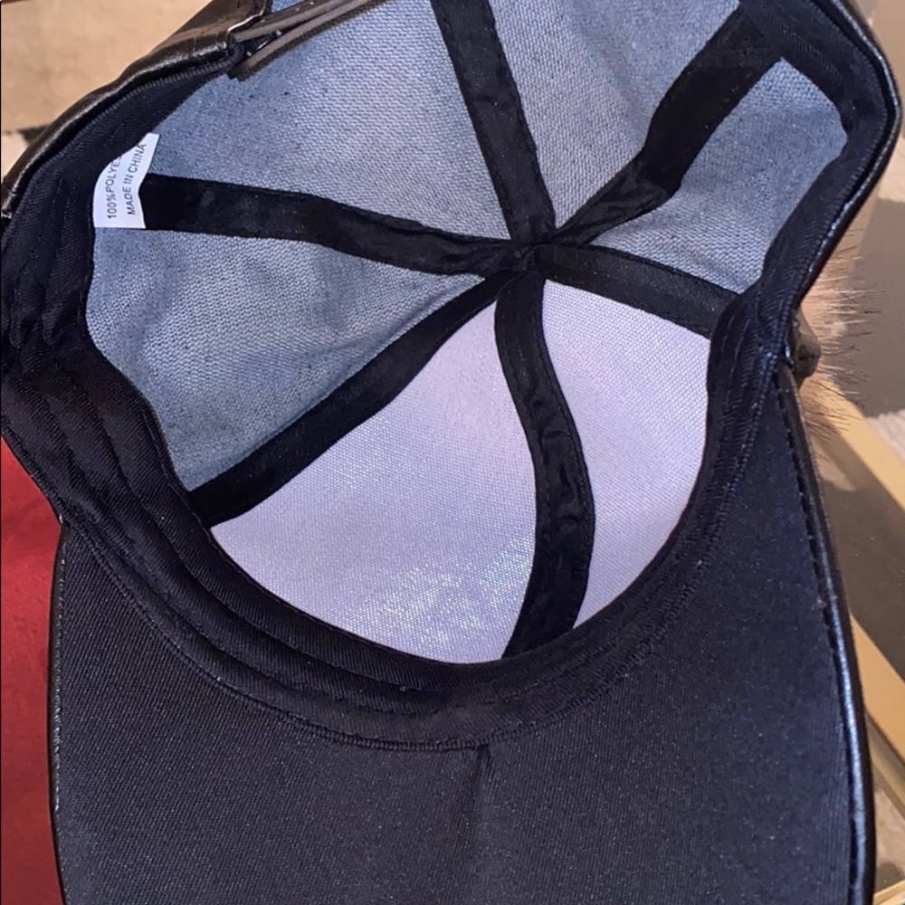 Snap back hat - Picture 2 of 3